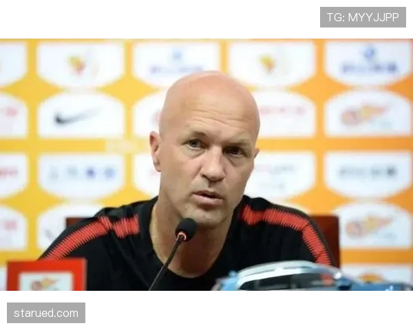 克鲁伊夫转型边锋后突破效率与助攻激增，战术角色转变如何重塑进攻影响力？