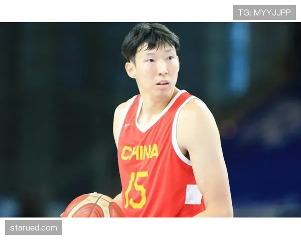 周琦竟然穿着百块T恤去豪车展，跟他球场上的光鲜完全两回事啊